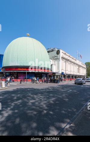 An einem sonnigen Tag im Frühsommer in der Nähe des Wachsmuseums von Madame Tussauds ist viel los. Marylebone Road, London, England, Großbritannien Stockfoto