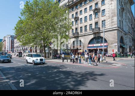 Menschen, die an der Ampel auf die Marylebone Road warten, an der Fußgängerzone in der Nähe der Baker Street U-Bahnstation. London, England, Großbritannien Stockfoto