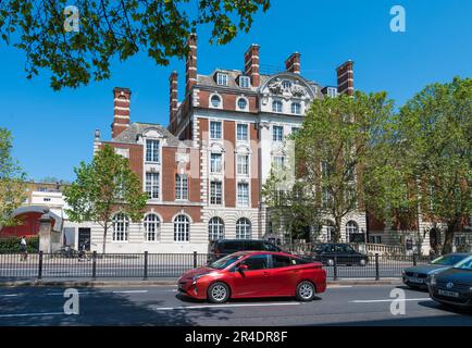 Der Verkehr passiert die Royal Academy of Music auf der Marylebone Road, London, England, Großbritannien Stockfoto