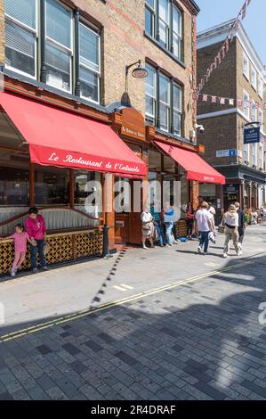 An einem sonnigen frühen Sommertag kommen Besucher am französischen Restaurant Le Relais de Venise L'Entrecote vorbei. Marylebone Lane, London, England, Großbritannien Stockfoto