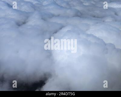 Luftaufnahme der flauschigen weißen Wolken. Stockfoto