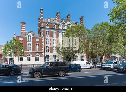 Der Verkehr passiert die Royal Academy of Music auf der Marylebone Road, London, England, Großbritannien Stockfoto