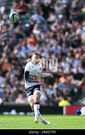 Twickenham Stadium, London, Großbritannien. 27. Mai 2023. Englisches Premiership-Rugby-Finale, Sale Sharks gegen Saracens; Elliot Daly von Saracens kämpft eine Strafe für Langstrecken, die nur weit über die Posts hinausgeht. Credit: Action Plus Sports/Alamy Live News Stockfoto