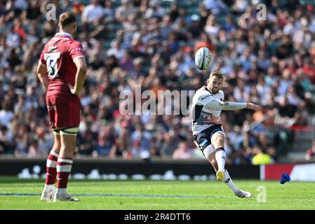 Twickenham Stadium, London, Großbritannien. 27. Mai 2023. Englisches Premiership-Rugby-Finale, Sale Sharks gegen Saracens; Elliot Daly von Saracens kämpft eine Strafe für Langstrecken, die nur weit über die Posts hinausgeht. Credit: Action Plus Sports/Alamy Live News Stockfoto