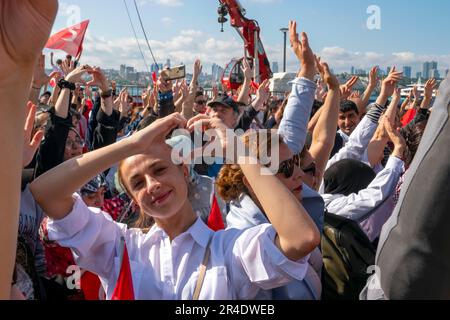 Uskudar, Istanbul, Türkei. 27. Mai 2023. Eine Frau, die im Vorfeld der Wahlen zum türkischen Präsidentschaftskandidaten bei der Wahlkampfveranstaltung von Ekrem Imamoglu, Istanbul Metropolitan Mayor und Nation Alliance Vice President Candidate, ein Herzsymbol macht. (Kreditbild: © Tolga Uluturk/ZUMA Press Wire) NUR REDAKTIONELLE VERWENDUNG! Nicht für den kommerziellen GEBRAUCH! Stockfoto