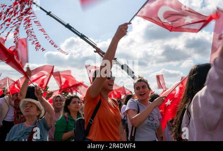 Uskudar, Istanbul, Türkei. 27. Mai 2023. Eine Frau, die vor den Wahlen zur Präsidentschaftswahl in der Türkei bei der Wahlkampfveranstaltung von Ekrem Imamoglu, Bürgermeisterin Istanbul und Vizepräsidentin der Nation Alliance, wavingÂ TurkishÂ Flag, anwesend war. (Kreditbild: © Tolga Uluturk/ZUMA Press Wire) NUR REDAKTIONELLE VERWENDUNG! Nicht für den kommerziellen GEBRAUCH! Stockfoto