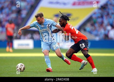 Matthew Godden von Coventry City und Fred Onyedinma von Luton Town (rechts) kämpfen während des Sky Bet Championship Play-Off-Finales im Wembley Stadium in London um den Ball. Foto: Samstag, 27. Mai 2023. Stockfoto