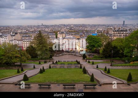 Paris, Frankreich - 24. April 2023: Blick auf Paris vom Mont Martre - Panorama mit dramatischem Himmel am Abend, Frankreich Stockfoto