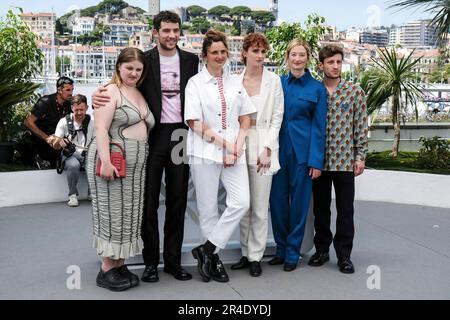 Lou Roy-Lecollinet, Josh O'Connor, Alice Rohrwacher, Carol Duarte, Alba Rohrwacher und Vincenzo Nemolato beim Photocall zum Kinofilm 'La Chimera' auf dem Festival de Cannes 2023 / 76. Internationale Filmfestspiele von Cannes am Palais des Festivals. Cannes, 27.05.2023 Stockfoto