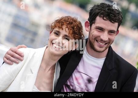 Carol Duarte und Josh O'Connor beim Photocall zum Kinofilm 'La Chimera' auf dem Festival de Cannes 2023 / 76. Internationale Filmfestspiele von Cannes am Palais des Festivals. Cannes, 27.05.2023 Stockfoto