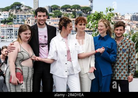 Lou Roy-Lecollinet, Josh O'Connor, Alice Rohrwacher, Carol Duarte, Alba Rohrwacher und Vincenzo Nemolato beim Photocall zum Kinofilm 'La Chimera' auf dem Festival de Cannes 2023 / 76. Internationale Filmfestspiele von Cannes am Palais des Festivals. Cannes, 27.05.2023 Stockfoto