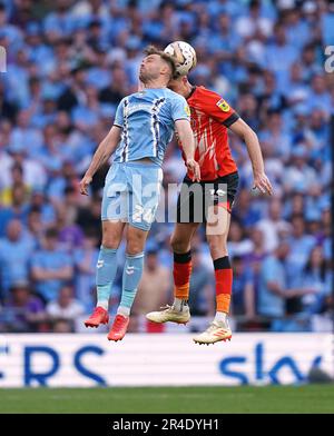 Matthew Godden von Coventry City und Reece Burke von Luton Town kämpfen während des Sky Bet Championship Play-Off-Finales im Wembley Stadium in London um den Ball in der Luft. Foto: Samstag, 27. Mai 2023. Stockfoto