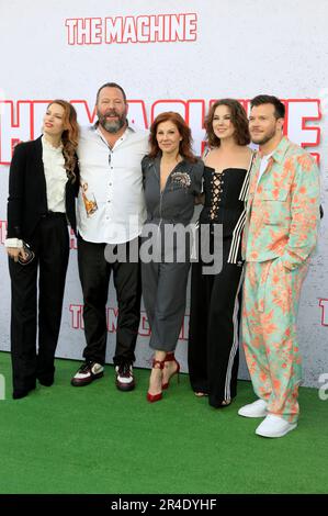 IVA Babic, Bert Kreischer, Stephanie Kurtzuba, Jess Gabor und Jimmy Tatro bei der Premiere des Kinofilms „The Machine“ im Regency Village Theatre. Los Angeles, 25.05.2023 Stockfoto