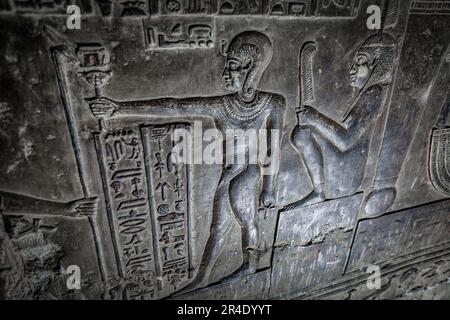 Wandschnitzerei in der Krypta des Tempels von Hathor, Dendera, mit der Präsentation eines Geschenks für Hathor Stockfoto