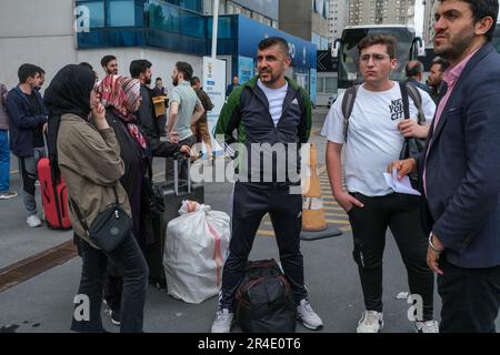 Istanbul, Türkei. 27. Mai 2023. Die Passagiere warten auf den Bus. Die Provinzpräsidentschaft der AK-Partei Istanbul bietet weiterhin kostenlosen Transport für Wähler, die in verschiedenen Städten wählen werden. Es wurde berichtet, dass sie die Wähler mitbringen werden, die mit insgesamt 815 Bussen zu den Wahlen in ihre Heimatstadt fahren werden. Kredit: SOPA Images Limited/Alamy Live News Stockfoto