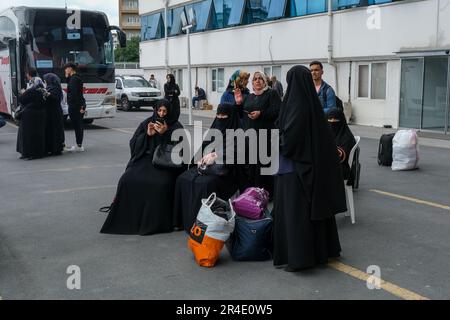 Istanbul, Türkei. 27. Mai 2023. Weibliche Passagiere warten auf den Bus. Die Provinzpräsidentschaft der AK-Partei Istanbul bietet weiterhin kostenlosen Transport für Wähler, die in verschiedenen Städten wählen werden. Es wurde berichtet, dass sie die Wähler mitbringen werden, die mit insgesamt 815 Bussen zu den Wahlen in ihre Heimatstadt fahren werden. Kredit: SOPA Images Limited/Alamy Live News Stockfoto