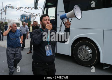 Istanbul, Türkei. 27. Mai 2023. Eine Begleitperson, die die Passagiere an die Abfahrtszeiten erinnert. Die Provinzpräsidentschaft der AK-Partei Istanbul bietet weiterhin kostenlosen Transport für Wähler, die in verschiedenen Städten wählen werden. Es wurde berichtet, dass sie die Wähler mitbringen werden, die mit insgesamt 815 Bussen zu den Wahlen in ihre Heimatstadt fahren werden. Kredit: SOPA Images Limited/Alamy Live News Stockfoto