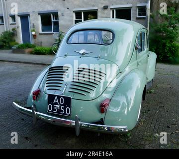 Amersfoort, Niederlande Mai 21 2023 die Rückseite eines hellblauen, sehr alten Renault 4CV, der geparkt ist. Diese Art von Auto wurde zwischen 1947 und 1 hergestellt Stockfoto