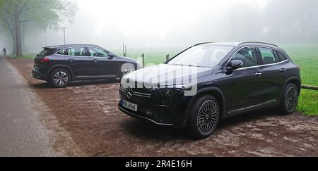 Uelsen, Deutschland - Mai 15 2023 zwei ähnliche Autos, die an einem nebligen Tag nebeneinander geparkt wurden. Beide sind schwarz, vollelektrisch, Mercedes Benz EQA 250 Stockfoto