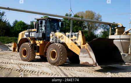 Hoogstede, Deutschland Mai 16 2023 Ein Caterpillar- oder CAT 950K-Radlader steht im Bereich der ​​a-Sandaushubarbeiten Stockfoto