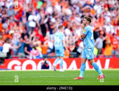 Matthew Godden in Coventry City erscheint deprimiert, nachdem Joe Taylor (nicht abgebildet) in Luton Town ein Tor geschossen hat, das später während des Sky Bet Championship Play-Off-Finales im Wembley Stadium, London, nicht zulässig ist. Foto: Samstag, 27. Mai 2023. Stockfoto