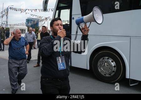 Istanbul, Türkei. 27. Mai 2023. Eine Begleitperson, die die Passagiere an die Abfahrtszeiten erinnert. Die Provinzpräsidentschaft der AK-Partei Istanbul bietet weiterhin kostenlosen Transport für Wähler, die in verschiedenen Städten wählen werden. Es wurde berichtet, dass sie die Wähler mitbringen werden, die mit insgesamt 815 Bussen zu den Wahlen in ihre Heimatstadt fahren werden. (Foto: Mine TOZ/SOPA Images/Sipa USA) Guthaben: SIPA USA/Alamy Live News Stockfoto