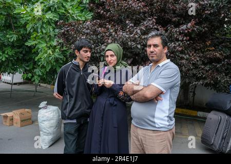 Istanbul, Türkei. 27. Mai 2023. Eine Familie, die auf ihren Bus wartet. Die Provinzpräsidentschaft der AK-Partei Istanbul bietet weiterhin kostenlosen Transport für Wähler, die in verschiedenen Städten wählen werden. Es wurde berichtet, dass sie die Wähler mitbringen werden, die mit insgesamt 815 Bussen zu den Wahlen in ihre Heimatstadt fahren werden. (Foto: Mine TOZ/SOPA Images/Sipa USA) Guthaben: SIPA USA/Alamy Live News Stockfoto