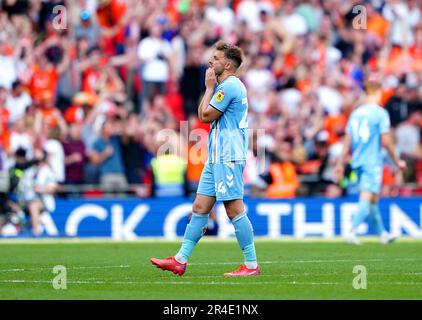 Matthew Godden in Coventry City erscheint deprimiert, nachdem Joe Taylor (nicht abgebildet) in Luton Town ein Tor geschossen hat, das später während des Sky Bet Championship Play-Off-Finales im Wembley Stadium, London, nicht zulässig ist. Foto: Samstag, 27. Mai 2023. Stockfoto