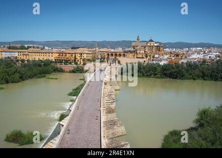 Luftaufnahme der Skyline von Cordoba mit römischer Brücke und Moschee-Kathedrale von Cordoba - Cordoba, Andalusien, Spanien Stockfoto