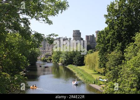 Graffiti unter Brücken über den Fluss Avon in Warwickshire, England Stockfoto