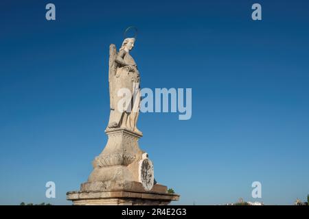 San Rafael Statue an der römischen Brücke von Cordoba - Cordoba, Andalusien, Spanien Stockfoto