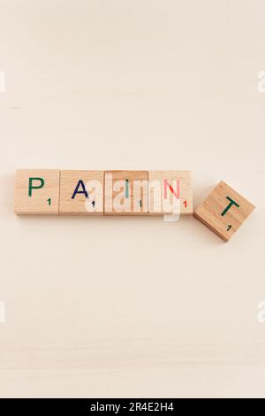Wort Schmerz und Farbe in Holzwürfeln. Auswahlkonzept. Wörter in Buchstaben malen. Negativ oder positiv. Das Alphabet in Holzblöcken. Kreatives Design. Stockfoto