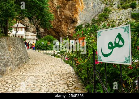 „HU“ ist ein arabischer Ausdruck, der „O“ bedeutet und verwendet wird. Es wird oft in der Sufi-Literatur verwendet, um sich auf Gott zu beziehen. Derwisch-Salut. Stockfoto