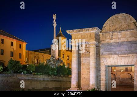 Puerta del Puente (Tor zur Brücke) und San Rafael triumphales Denkmal bei Nacht - Cordoba, Andalusien, Spanien Stockfoto