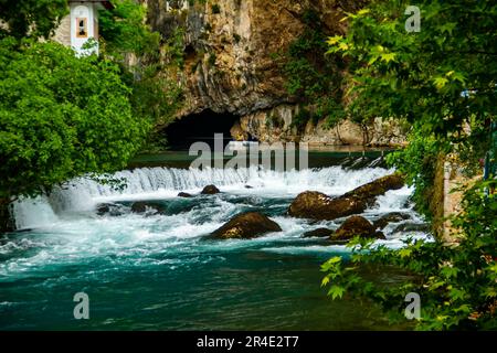 Der Fluss Buna bildet einen wunderschönen Wasserfall direkt vor seinem Ursprung. Stockfoto