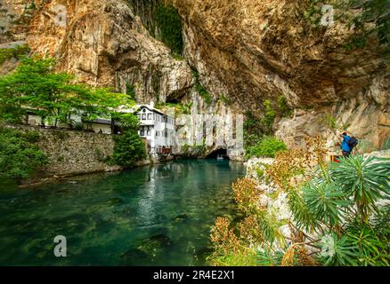 Ein Weitwinkelblick auf die Blagaj Lodge und die Flussmündung. Stockfoto