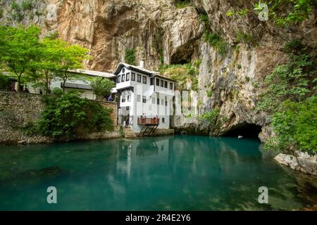 Blagaj Lodge, direkt neben dem Berg, wo der Fluss Buna herauskommt. Stockfoto