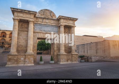 Puerta del Puente (Tor der Brücke) bei Sonnenaufgang - Cordoba, Andalusien, Spanien Stockfoto