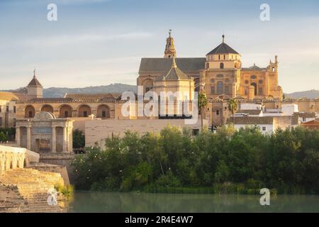 Cordoba Kathedrale und Guadalquivir Fluss - Cordoba, Andalusien, Spanien Stockfoto