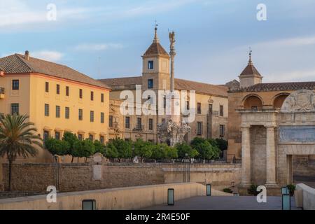 San Rafael Triumphdenkmal und Bischofspalast - Cordoba, Andalusien, Spanien Stockfoto