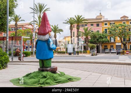 Manacor, Spanien; Mai 13 2023: Stadtfestival von Manacor Encantat mit großen Skulpturen in den Straßen von Charakteren aus Volksmärchen oder Rondalles. Manacor, Stockfoto