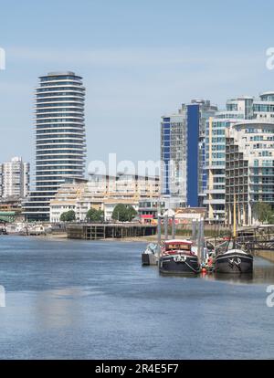 Hausboote und Wohnungen am Clove Hitch Quay, Clapham Junction, London, SW11, England, UK Stockfoto