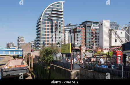 Wohnungsbau entlang der Themse und Hanson Ready Mix Concrete, Pier Terrace, Jews Row, Wandsworth, London, SW18, England, Großbritannien. Stockfoto