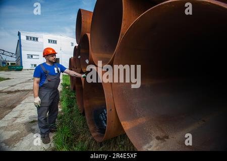 Podolsk, Provinz Moskau - 02. August 2021: Rohrlager. Anzahl der Steuerrohre für Arbeiter. Stockfoto