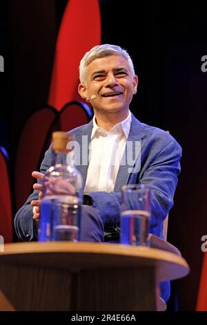 Hay Festival, Hay on Wye, Wales, Großbritannien – Samstag, 27. Mai 2023 – Sadiq Khan der Bürgermeister von London auf der Bühne spricht über sein Buch Breathe - Addressing the Climate Emergency. Das Hay Festival findet bis Sonntag, den 4. Juni 2023, statt. Foto Steven May/Alamy Live News Stockfoto