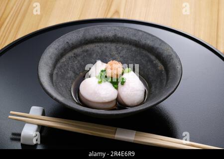 Puffer Fischmilchpulver mit Ponzu-Sauce (Sojasoße mit Zitrussaft gemischt), traditionelle japanische Küche Stockfoto