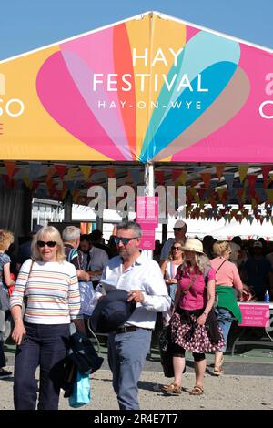 Hay Festival, Hay on Wye, Wales, Großbritannien – Samstag, 27. Mai 2023 – Besucher kommen am Nachmittag in der Sonne zum Hay Festival – das Hay Festival findet bis Sonntag, 4. Juni 2023 statt. Foto Steven May/Alamy Live News Stockfoto