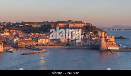 Das erste Sonnenlicht am Morgen in Collioure, Frankreich Stockfoto