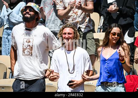 Paris, Frankreich. 27. Mai 2023. Ehemaliger französisch-amerikanischer Basketballspieler Joakim NOAH, französisches Modell Jenaye NOAH und Joalukas NOAH während des Konzerns ihres Vaters, französischer Sänger und ehemaliger Tennisspieler Yannick NOAH bei Roland-Garros 2023, Grand-Slam-Tennisturnier, Vorschau am 27. Mai 2023 im Roland-Garros-Stadion in Paris, Frankreich - Foto Matthieu Mirville/DPPI Credit: DPPI Media/Alamy Live News Stockfoto