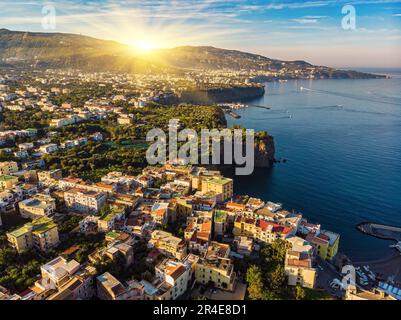 Atemberaubender Sommerblick von der fliegenden Drohne von Meta, Comune in der Metropolitan City von Neapel, Region Kampanien, Italien, Europa. Wundervolle Meereslandschaft der Medite Stockfoto